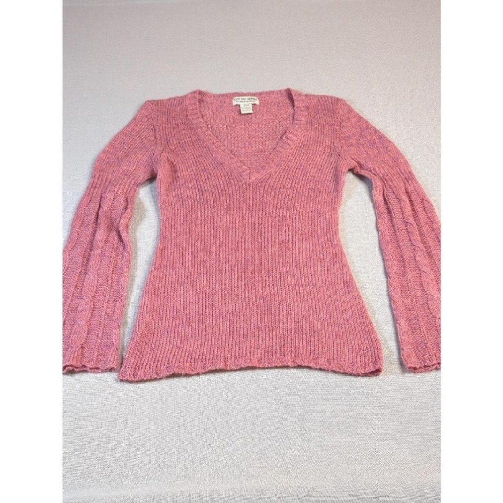 Chic light pink V-neck sweater designed for‎ everyday wear. Soft knit fabric